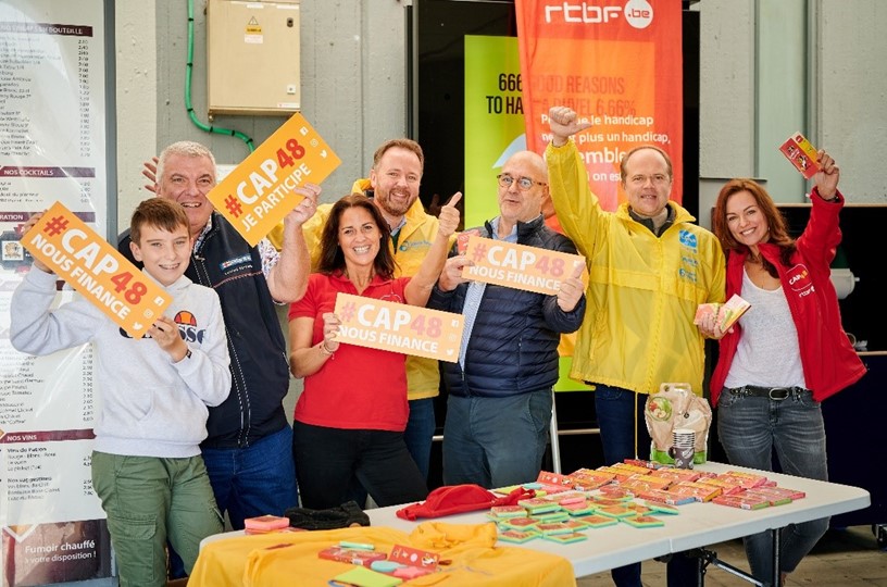 Groupe de 7 bénévoles mobilisés pour l'association CAP48 lors d'une campagne de ventes de post-it