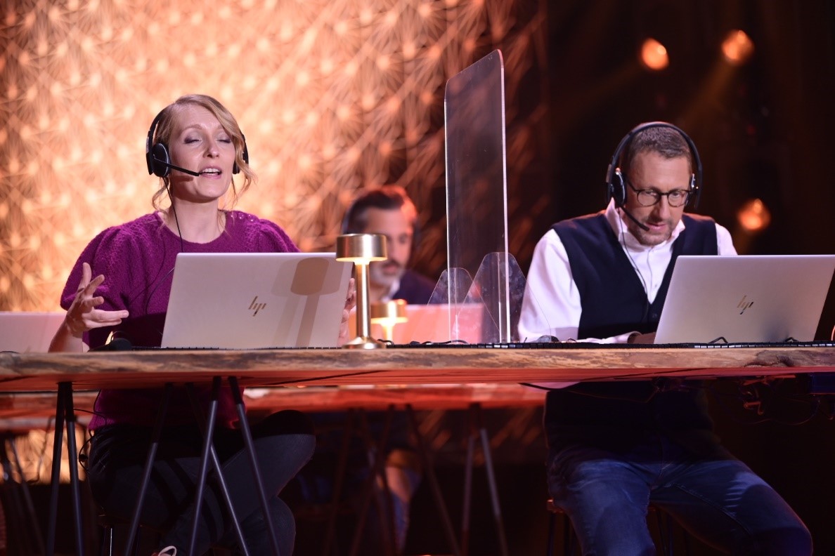 Photo d'animateurs de la RTBF se relayant au call center installé sur le plateau de la Grande Soirée CAP48, émission de cloture de la campagne 2022