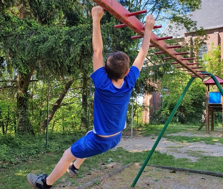 Un enfant en fauteuil posant devant l'objectif