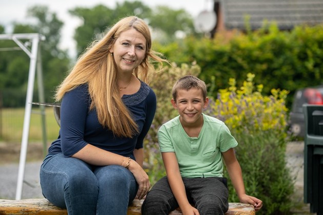 Portrait d'une femme et d'un enfant bénéficiaires de l'appel a projet pour le secteur de l'aide à la jeunesse