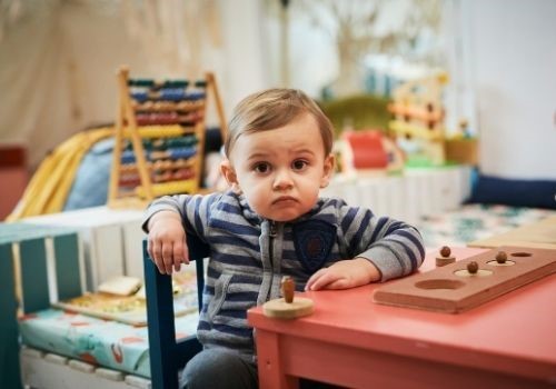 Photo d'un enfant assis à une table d'éveil pour illustrer l'opération Viva For Life qui vient en aide aux jeunes enfants et aux familles vivant sous le seuil de pauvreté