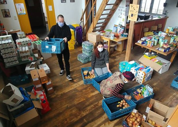 Membres d'une AMO réceptionnant des denrées alimentaires dans le cadre du projet d'urgence sociale Covid-19