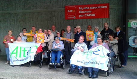 Photo de groupe avec des membres d'Alteo, mouvement de personnes malades valides et handicapées. Une association solidaire financée par CAP48