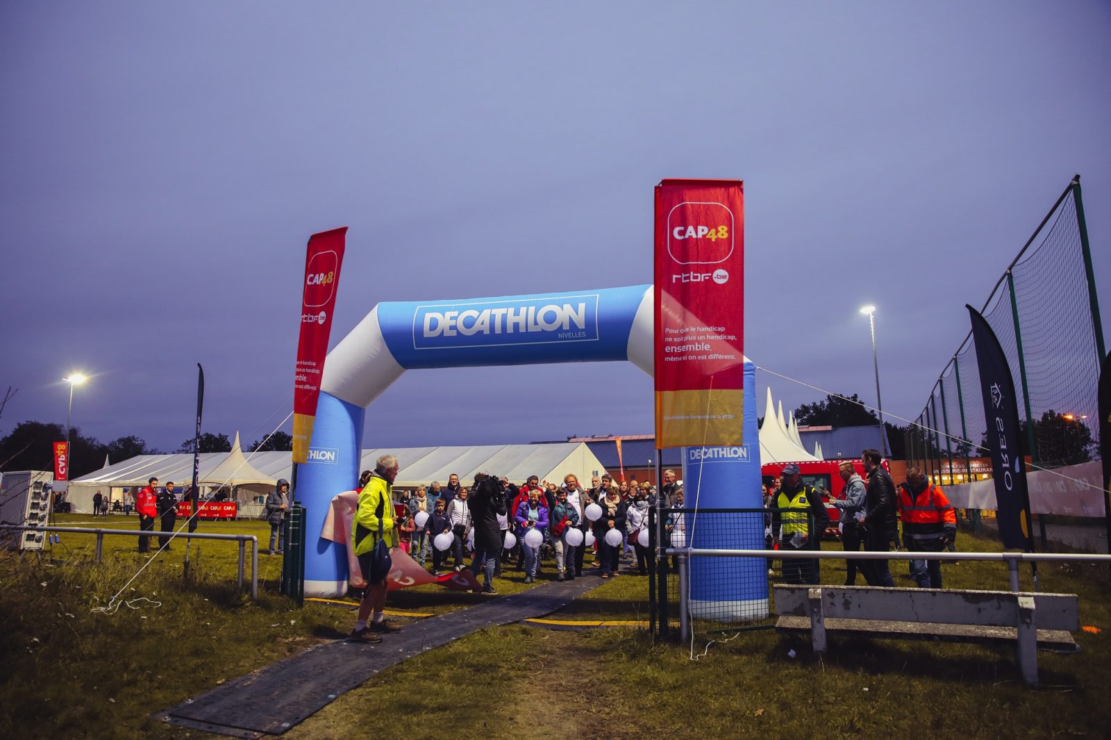 Ligne darrivée d'un évenement sportif solidaire organisé au profit de CAP48 avec la participation du sponsor Décathlon Nivelles