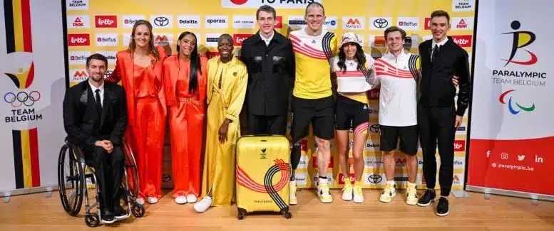 les athlètes belges aux yeux olympiques dans leurs habits de défilé