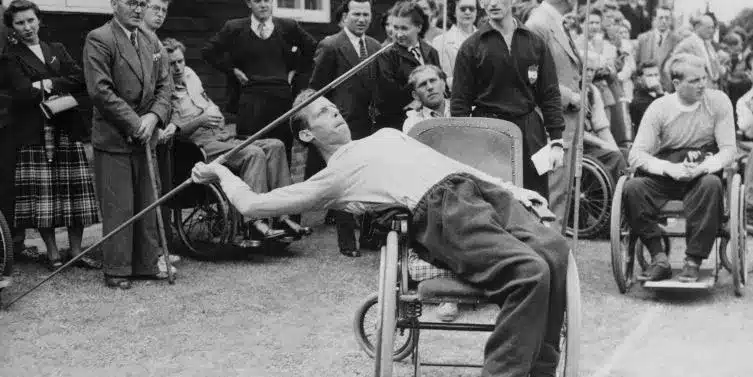 Photo en noir et blanc. Lancer de javelot par un athlète en fauteuil - jeux Stoke-Mandeveille 1948