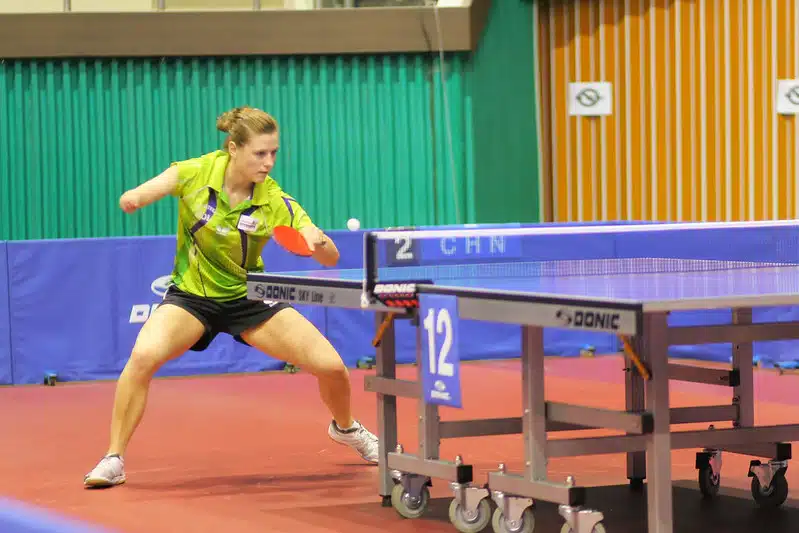 une pongiste qui ne dispose que d'une seule main en plein entraînement