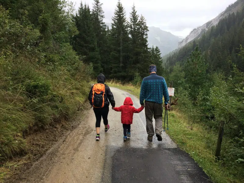 Une femme, un enfant, un homme de dos entrain de marcher - photo Alberto Casetta