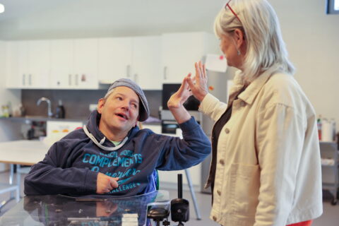Aidants proches : ceux qui prennent soin des autres ont aussi besoin de souffler